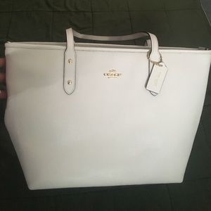 NWT Coach city zip tote